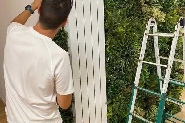 Imagen de instalación de jardín vertical artificial