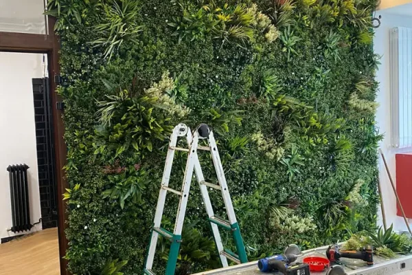 Imagen de instalación de jardín vertical artificial