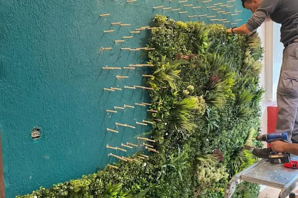 Imagen de instalación de jardín vertical artificial