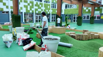 Trabajadores preparándose para plantar plantas en macetas